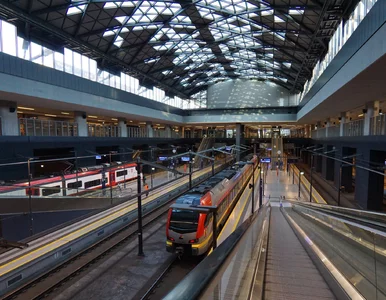 Miniatura: 34-latka leżała pijana na peronie....