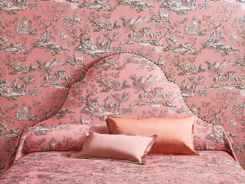 Tapeta i tkanina w stylu toile De Jouy – „total look” w sypialni