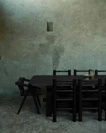 Casa Gruta w Valladolid to współczesny dom inspirowany naturalnymi grotami i cenotami półwyspu Jukatan. Gra światła, surowe materiały i rzeźbiarska forma tworzą przestrzeń sprzyjającą wyciszeniu 