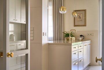 Luksusowy apartament pod Gdynią zaprojektowano tak, by jego najciekawsze detale odkrywać stopniowo. Projekt przygotowali Magdalena i Marcin Konopkowie z pracowni Ministerstwo Spraw we Wnętrzach 
