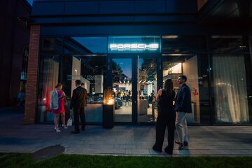 Jubileusz 21-lecia HOLA Design był okazją do&nbsp;spotkania przedstawicieli świata architektury, designu, sztuki i&nbsp;rynku nieruchomości. Wiecz&oacute;r zainaugurował nowy cykl wydarzeń poświęconych wsp&oacute;łczesnej architekturze, wzornictwu i&nbsp;stylowi życia