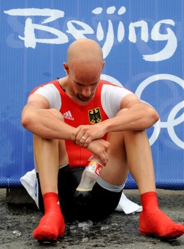 Niemiec Stefan Schumacher z opuszczoną głową po kolarskiej jeździe indywidualnej na czas. Fot PAP