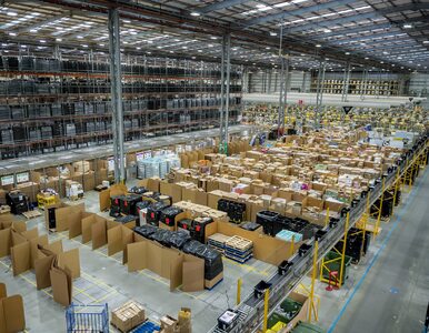 Do czego służą opaski na nadgarstkach pracowników Amazona? Firma wydała...