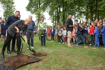 Andrzej Duda i Agata Duda podczas akcji „sadzimyMY” 