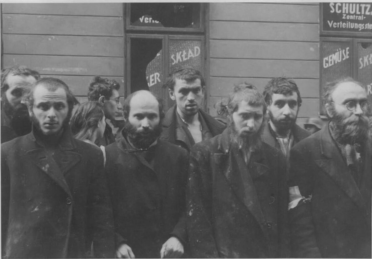 Rabini czekają na rewizje i przesłuchanie. Niemiecki podpis pod zdjęciem: „Rabini żydowscy” Na zdjęciu widać rabina Heschel Rappaporta z innymi rabinami przed ich deportacją do obozu zagłady.