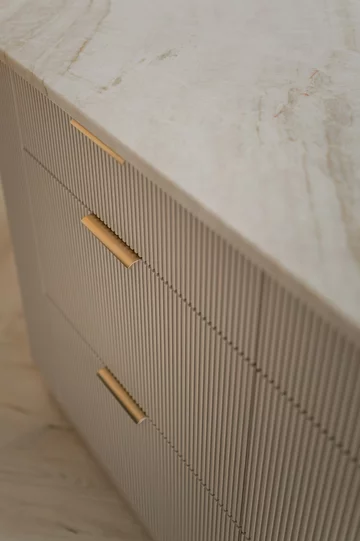 Soft minimalizm w 59-metrowym mieszkaniu w Gdyni – kaszmirowa paleta, angielska jodełka i konsekwentnie zaprojektowane detale autorstwa Agaty Piltz 