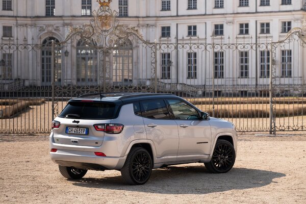 Miniatura: Jeep Compass e-Hybrid