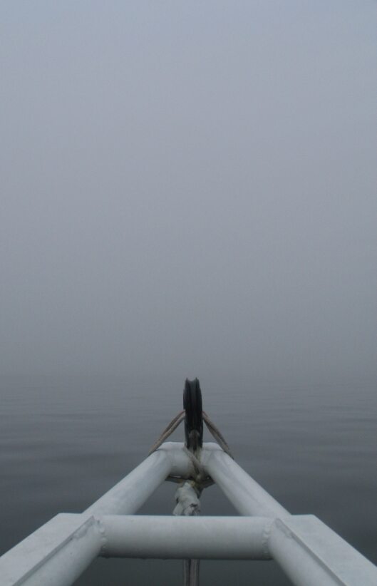 Wejście do portu w Świnoujściu. Mgła nie pozwalała nam zobaczyć niczego oddalonego od nas o więcej niż 50 metrów (fot. Marcin Lis)