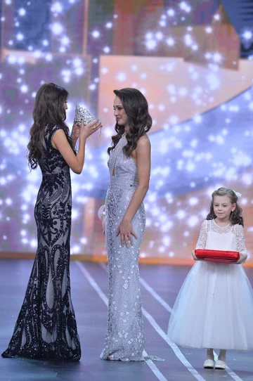 Kamila Świerc odebrała nagrodę z rąk Pauliny Maziarz (L), Miss Polski 2016 