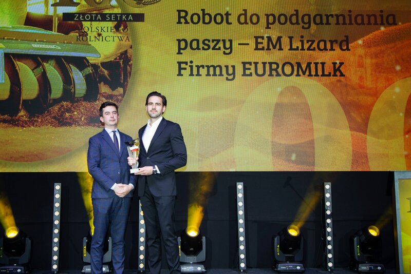 Nagrodę Robertowie Szepietowskiemu wręczył Szymon Krawiec, redaktor zarządzający Wprost