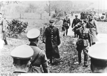 Koniec. 28 września o godz. 13:15 w budynku fabryki Skody na Rakowcu gen. Tadeusz Kutrzeba i gen. Johannes Blaskowitz podpisują akt kapitulacji Warszawy 