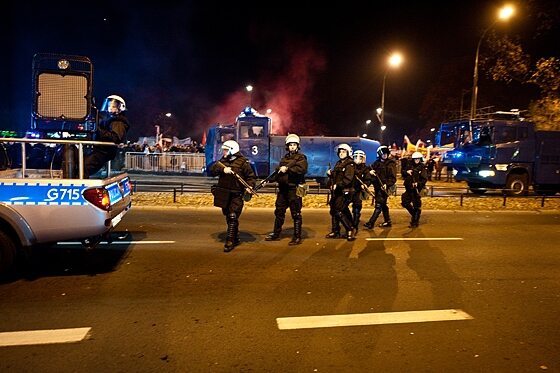 Podczas starć lekko rannych zostało ok. 40 policjantów (fot. Jakub Czermiński)