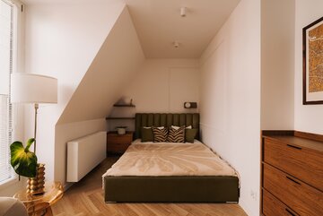 Mid-century modern w nowoczesnym wydaniu. Apartament projektu MOIE studio na Kępie Mieszczańskiej 