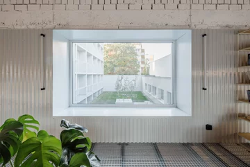 Dawny hotel robotniczy w Koszycach odzyskał modernistyczną godność, projekt  Atrium Architekti 