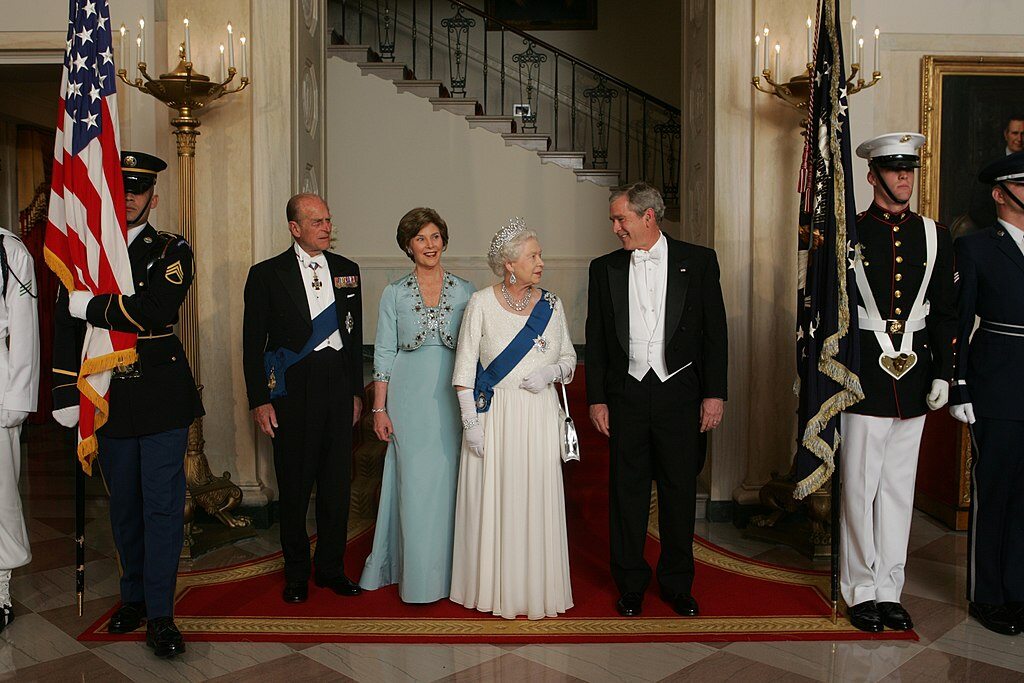 Książę Filip na zdjęciu z królową Elżbietą II, prezydentem USA Georgem W. Bushem  i jego żoną w 2007 roku 