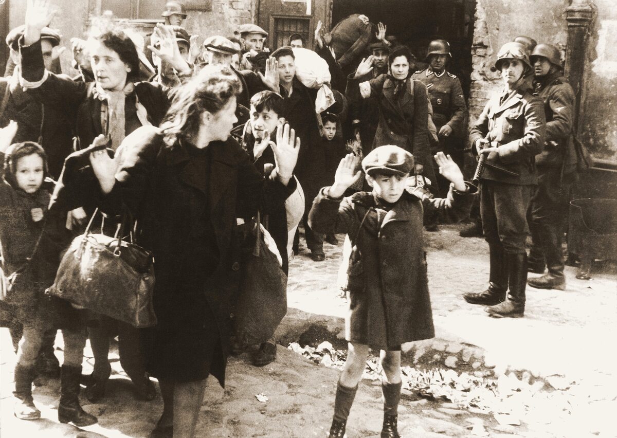 Żydzi, którzy w trakcie powstania chronili się w bunkrach. Niemiecki podpis pod zdjęciem: „Siłą wyciągnięci z bunkrów” Powstańcy i ludność cywilna zamieszkująca getto, w czasie powstania chronili się w bardziej lub mniej prowizorycznych schronieniach nazywanych bunkrami. Niemcy wyciągali ludzi siłą z bunkrów zdobywając je, podpalając lub wpuszczając do środka trujące gazy.