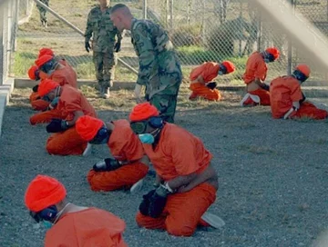 Więźniowie z Guantanamo czekają na badanie lekarskie (fot.US Navy)