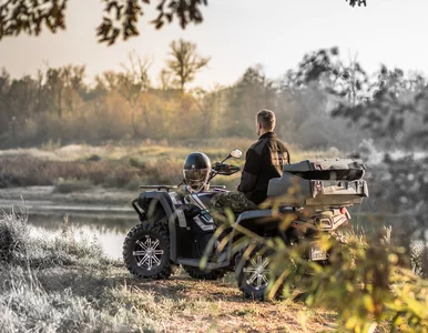 Miniatura: Migranci nie odpuszczają i forsują rzekę....