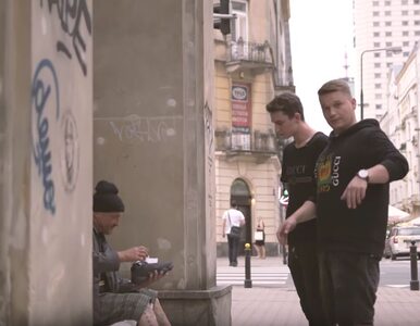 Miniatura: Polscy youtuberzy dali bezdomnemu buty za...