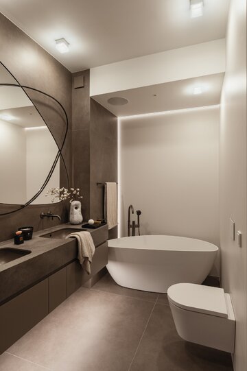 Apartament na warszawskim Mokotowie zaprojektowany przez VIA NOVA – przykład soft architecture, w której technologia KNX, stonowana paleta taupe i konsekwencja materiałowa budują ponadczasowy klimat 