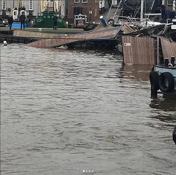 Zniszczenia dokonane przez "Arkę" Aada Petersa 
