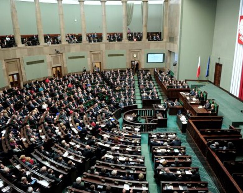 Miniatura: Nadzwyczajne posiedzenie Sejmu ws. kryzysu...