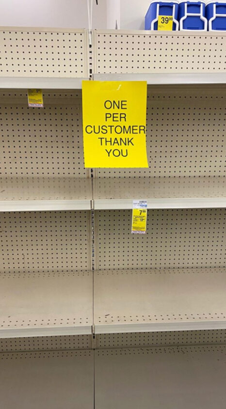 Puste półki w sklepach w USA na zdjęciach aktora Maxa Minghella 