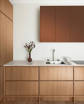 Nowoczesna kuchnia, która emanuje ciepłem i dobrą energią. Blat UltraFit Marmur Calacatta, fronty Terracota i Dąb Karmel (płyta laminowana)