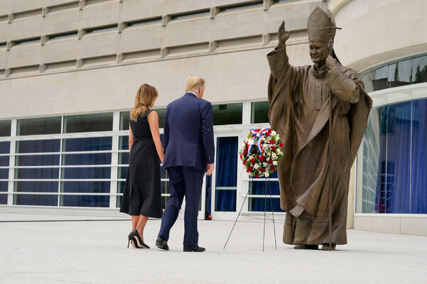 Miniatura: Donald Trump złożył wieniec pod pomnikiem...