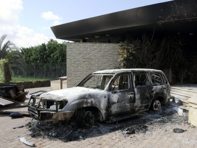 Spalony samochdów przed konsulatem USA w Benghazi (fot. PAP/EPA/STRINGER)