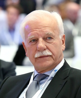 Andrzej Olechowski: Kaczyński jest jak podstarzały rockman. Gra żenujące...