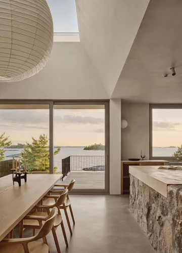 Każdy detal tego domu – od kamiennej wyspy po ręcznie wykonane balustrady – nawiązuje do krajobrazu skalistej wyspy w zatoce Georgian Bay, zacierając granicę między architekturą a naturą 