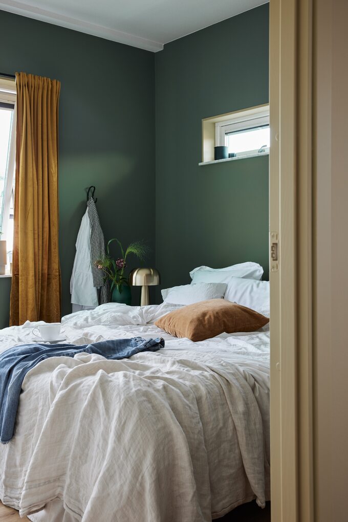 Stonowane kolory w sypialni sprzyjają zasypianiu. Na zdjęciu: Beckers Designer Collection, kolor Herbarium