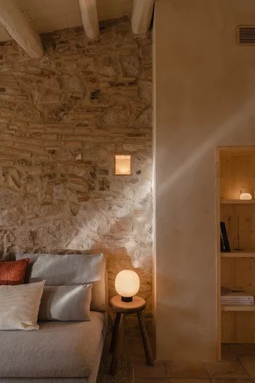 Rewitalizacja dawnej stolarni – projekt Clara Crous Arquitectura przywraca znaczenie materiałowi, światłu i oryginalnej strukturze budynku 