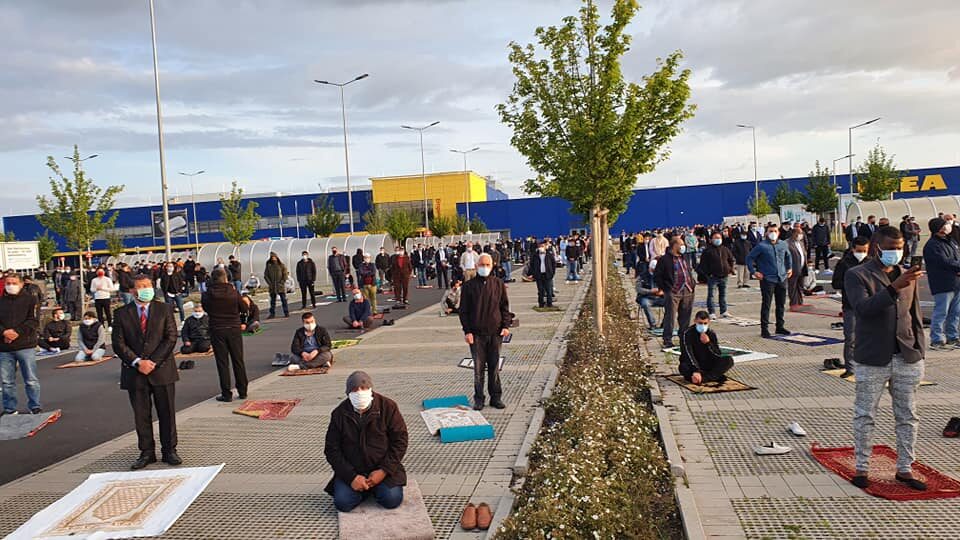 Modlitwa Eid na parkingu IKEA 