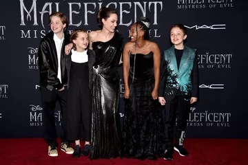 Pax Jolie-Pitt, Shiloh Jolie-Pitt, Vivienne Jolie-Pitt, Angelina Jolie, Zahar Jolie-Pitt i Knox Jolie-Pitt 