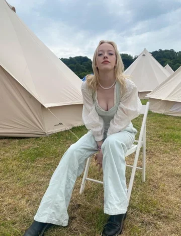 Amybeth McNulty 