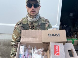 Zdjęcie żołnierza z pomocą humanitarną od wolontariuszy warsaw_volontier