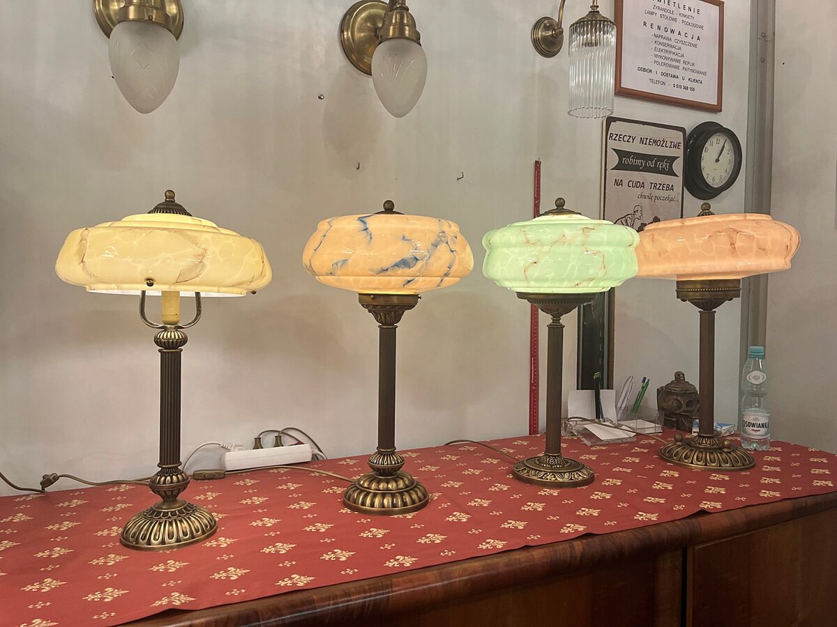 Lampy stołowe ze szklanymi kloszami barwionymi w masie Bronisze, antyki, lampa