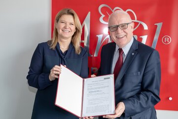 Podpisanie porozumienia o&nbsp;wsp&oacute;łpracy pomiędzy Politechniką Poznańską a&nbsp;sp&oacute;łką. Agnieszka Żyro -&nbsp;prezes zarządu ANWIL SA oraz&nbsp;prof. dr hab. inż. Jan Żurek -&nbsp;prorektor Politechniki Poznańskiej