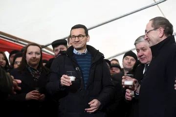 Premier Mateusz Morawiecki wzniósł toast szklanką mleka 