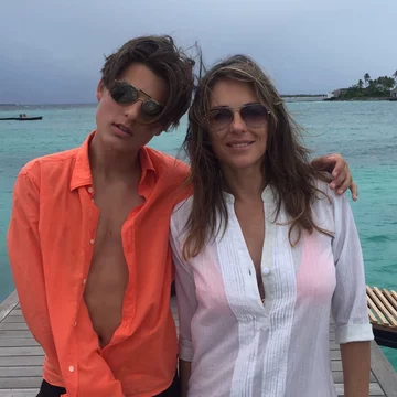 Damian Hurley z mamą Elizabeth Hurley 