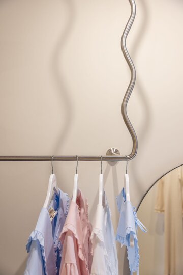 Minimalizm z nutą romantyzmu. Projekt wnętrz butiku Les Cherries
autorstwa WZ Studio 