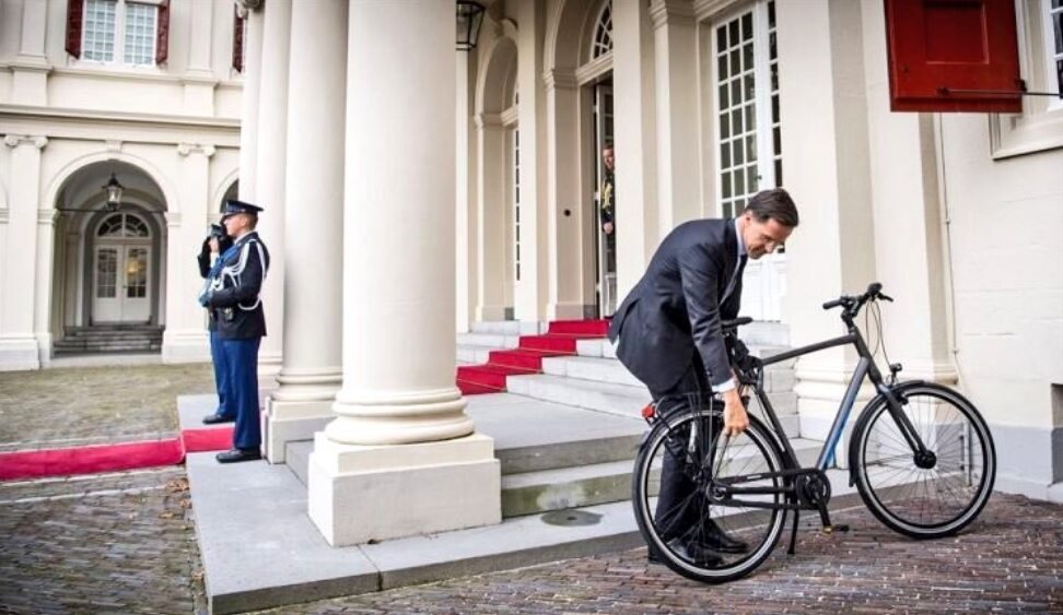 Mark Rutte do króla wybrał się na... rowerze 