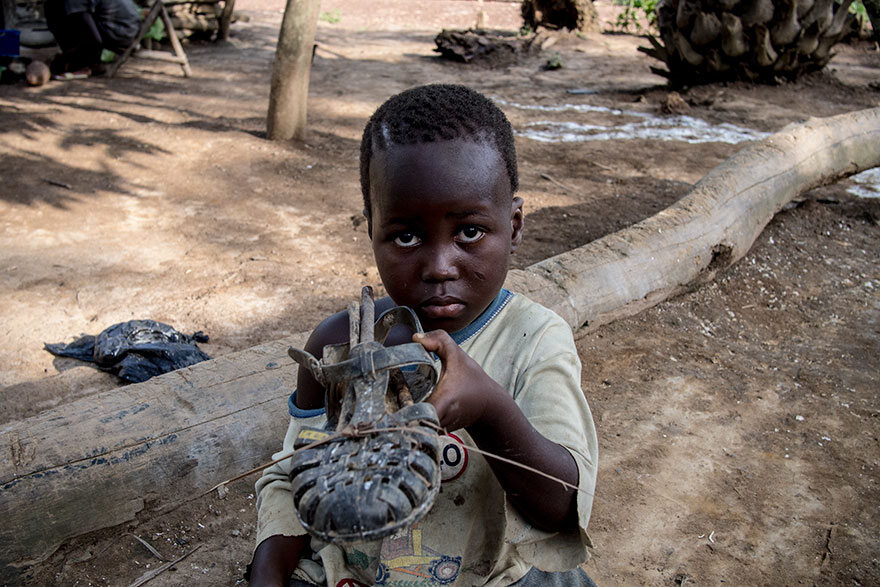 Wybrzeże Kości Słoniowej. 61 dolarów miesięcznie na osobę dorosłą. Stary sandał 