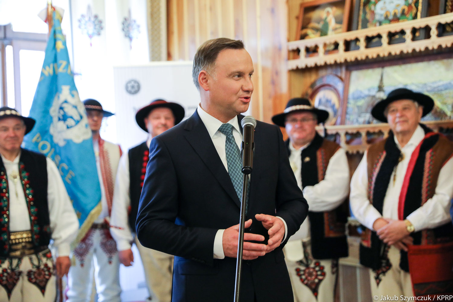 Andrzej Duda wziął udział w Międzynarodowym Forum Górskim w Zakopanem. Prezydent spotkał się z góralami, którzy wręczyli mu prezent. Co otrzymała głowa państwa?