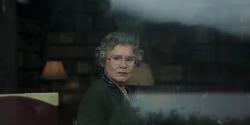 Imelda Staunton jako królowa Elżbieta II na planie 5. sezonu „The Crown” 