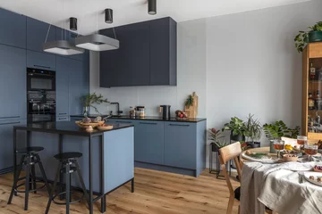 Dom z kobaltową sofą 