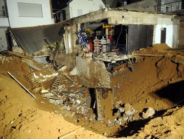 Krater powstały po kontrolowanej eksplozji bomby z okresu II wojny światowej (fot. EPA/MARIUS BECKER/PAP)