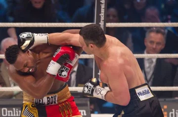 Chisora musiał przyjąć wiele takich ciosów... (fot. EPA/Peter Kneffel/PAP)